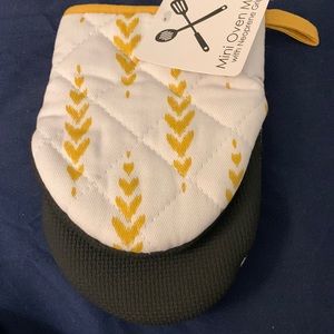 Mini oven mitt with neoprene grip